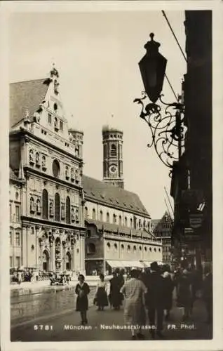 Ak München, Neuhauser Straße, St. Michael, Augustinerkirche, Türme der Frauenkirche, Passanten