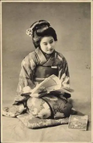 Ak Japan, Frau in japanischer Tracht beim Lesen