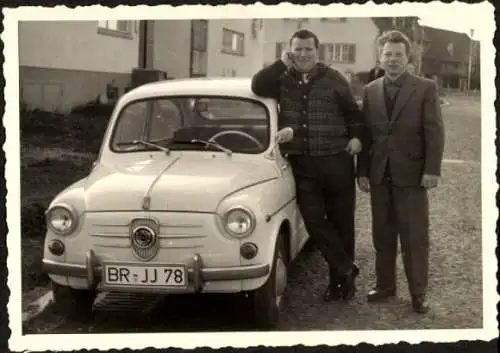 Foto Ak Zwei Männer neben einem Auto, Fiat, BR JJ 78