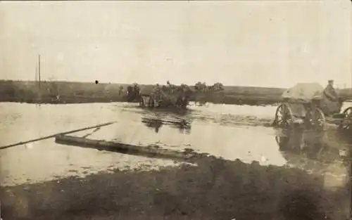 Foto Ak Deutsche Soldaten überqueren einen Fluss auf Pferdekarren