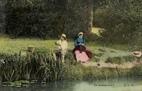 Ak Französische Tracht, Mann beim Angeln, Frau beim Stricken