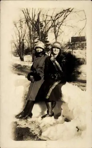 Foto Ak Zwei Frauen sitzen auf einem Schneehaufen, Portrait