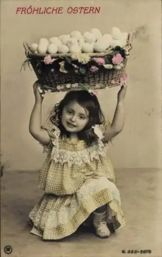 Ak Glückwunsch Ostern, Mädchen mit großem Korb voller Eiern