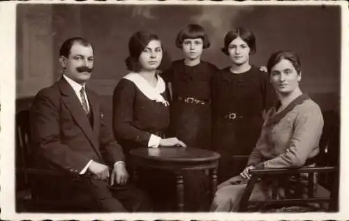 Foto Ak Familienbild, Eltern, Kinder, Portrait