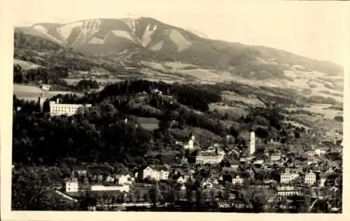 Ak Wolfsberg in Kärnten, Gesamtansicht mit Koralpe, Kirche