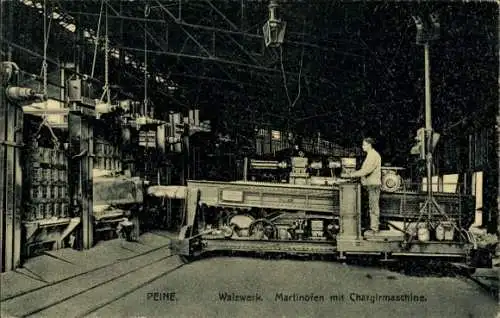 Ak Peine in Niedersachsen, Walzwerk, Martinofen mit Chargirmaschine