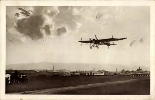 Ak Österreichisches Militärflugzeug, Aufklärer Taube über Flugfeld Wiener Neustadt