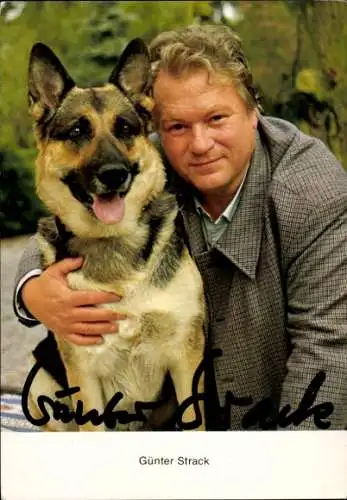 Ak Schauspieler Günter Strack mit Schäferhund, Autogramm