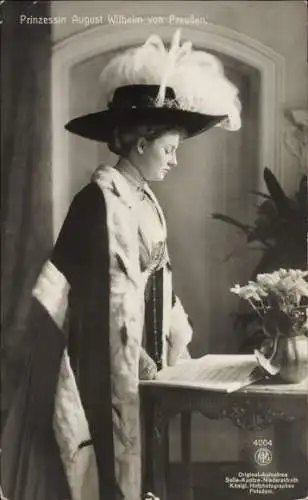 Ak Prinzessin August Wilhelm von Preußen, Alexandra Viktoria, Standportrait, NPG 4004