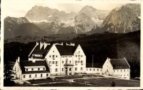 Foto Ak Krün in Oberbayern, Schloss Kranzbach mit Karwenkel