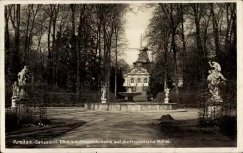Ak Potsdam Sanssouci, Blick von der Glockenfontaine auf die Historische Mühle