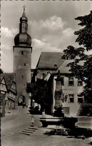 Ak Arnsberg im Hochsauerlandkreis, Blick auf den Glockenturm, Straßenpartie, Tor, Brunnen