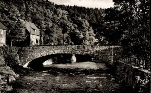 Ak Betzdorf im Westerwald Rheinland Pfalz, Partie an der Hellerbrücke, Wald