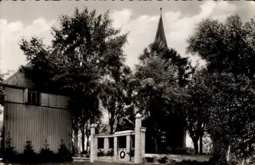 Ak Bergen Lüneburger Heide, Kirche mit Ehrenmal im Wald