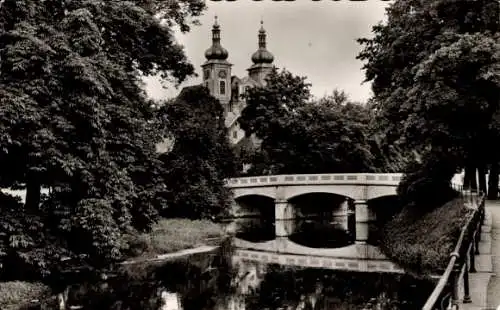 Ak Donaueschingen im Schwarzwald, Schützenbrücke, Stadtkirche