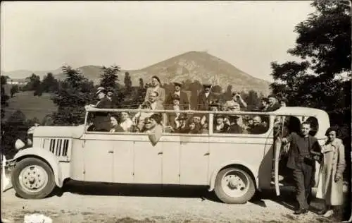 Foto Ak Menschen im Auto, Ausflug, Urlauber, Im Hintergrund Berge