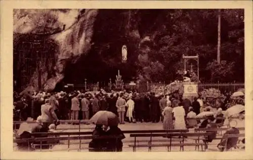 Ak Lourdes Hautes Pyrénées, Groupe de Pelerins devant la Grotte Miraculeuse