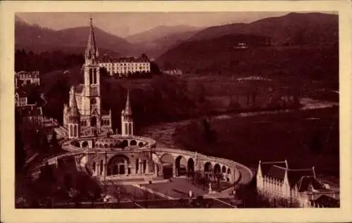 Ak Lourdes Hautes Pyrénées, Basilika, Blick vom Chateau Fort
