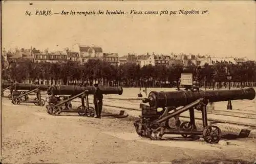 Ak Paris VII, Les Invalides, Sur les remparts, Vieux canons pris par Napoleon 1er