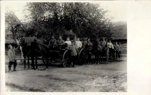 Foto Ak Deutsche Soldaten mit Kutschen