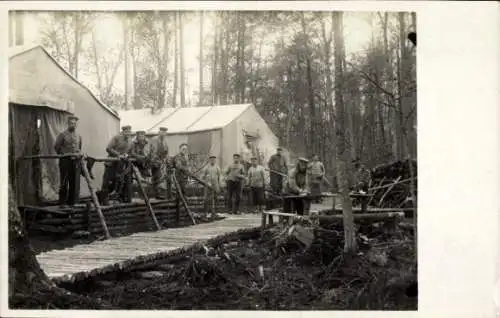 Foto Ak Deutsche Soldaten in Uniformen in einem Waldlager