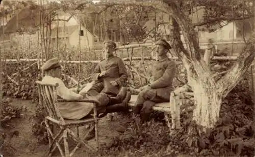 Foto Ak Drei deutsche Soldaten in Uniformen unter einem Baum, I WK