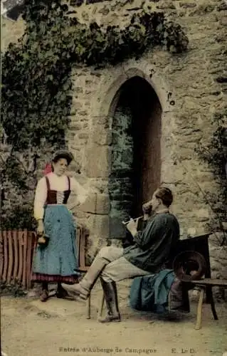 Ak Französische Tracht, Liebespaar, Mann mit Pfeife, Wohnhaus