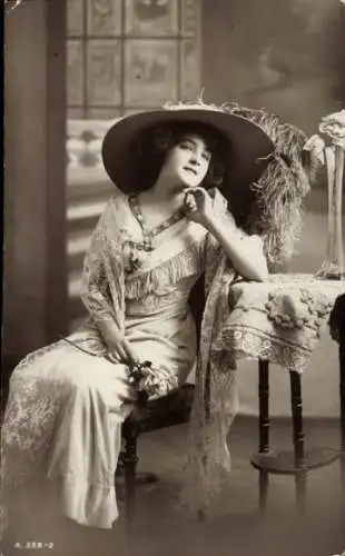 Ak Frau mit großem Federhut, Portrait, Spitzentuch