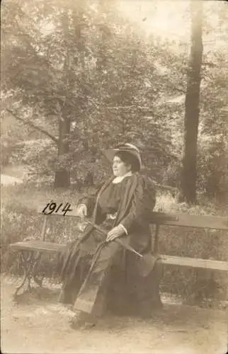 Foto Ak München, Frau mit Hut und Schirm auf einer Parkbank sitzend, Portrait
