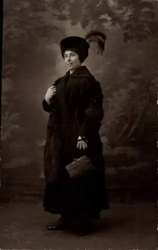 Foto Ak Paris, Portrait einer Frau mit Mantel, Hut und Handtasche