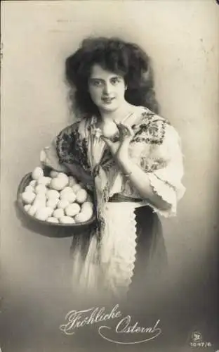 Ak Glückwunsch Ostern, Frau mit Eiern in einem Korb