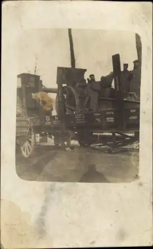 Foto Ak Geschütz auf einem Eisenbahnwaggon, Deutsche Soldaten in Uniform