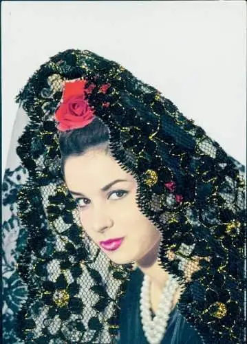 Stoff Ak Spanische Tracht, Frau-Portrait, Perlen, Schleier, Rose