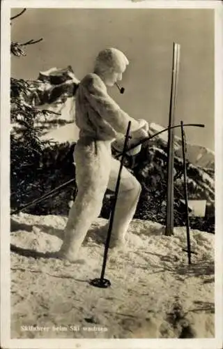 Ak Skifahrer beim Ski wachsen, Schneefigur