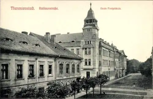 Ak Terezín Theresienstadt Region Aussig, Rathausstraße, neues Postgebäude