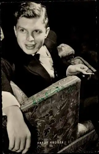 Ak Schauspieler Hardy Krüger, Sitzportrait, Zigarette rauchend, Autogramm