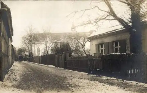 Foto Ak Berlin Neukölln Rixdorf, Straßenpartie im Winter, Kirchgasse