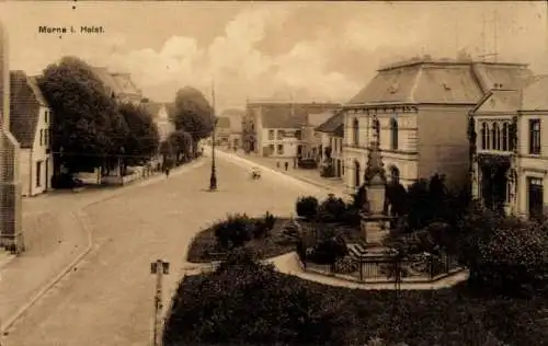 Ak Marne in Holstein Dithmarschen, Straßenpartie, Denkmal