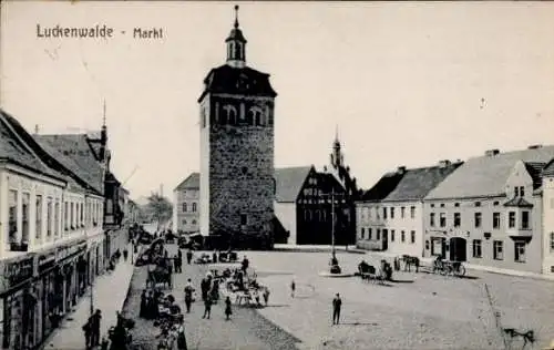 Ak Luckenwalde im Kreis Teltow Fläming, Markt mit Ständen, Kirchturm