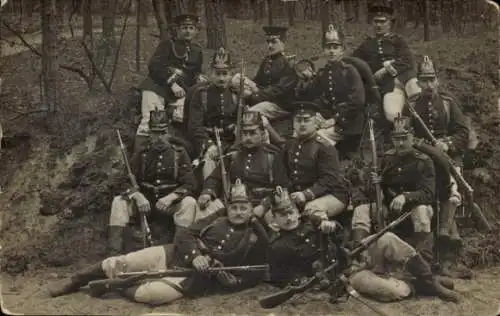 Foto Ak Deutsche Soldaten in Uniformen, Gruppenaufnahme, Tschako