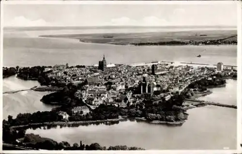 Ak Stralsund in Vorpommern, Panorama, Altstadt, Eingangstor Rügens, Fliegeraufnahme