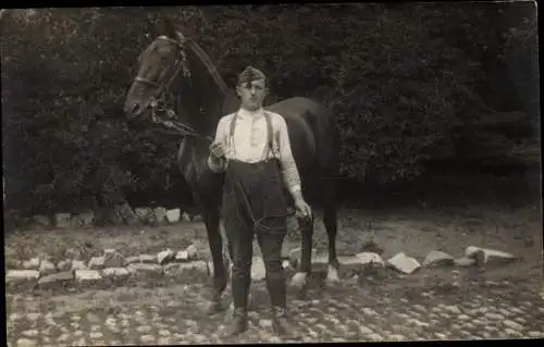 Foto Ak Deutscher Soldat in Uniform, Portrait mit Pferd