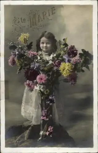 Ak Sainte Marie, Mädchen mit großem Blumenstrauß