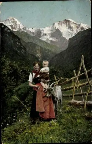 Ak Frau und Kind in schweizer Trachten, Ziege, Gebirge