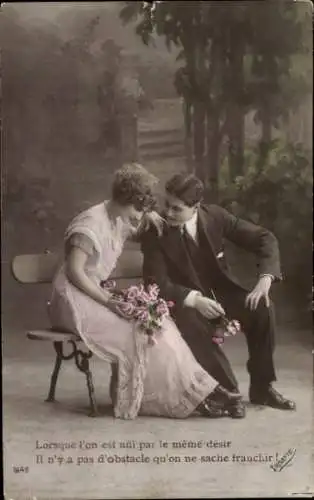 Ak Liebespaar auf einer Bank