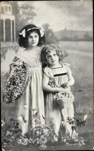 Ak Zwei Kinder mit Blumenkörben auf einer Wiese