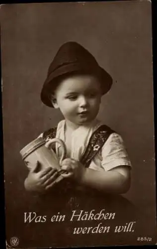 Ak Was ein Häkchen werden will, Junge in Tracht mit Bierkrug