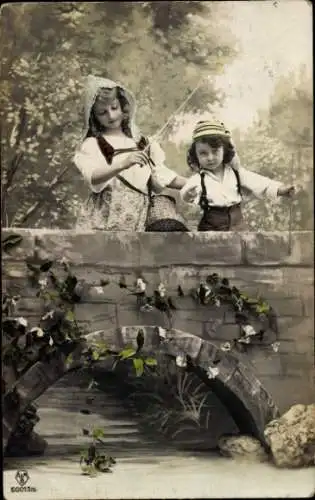 Ak Junge und Mädchen angeln von einer Brücke aus