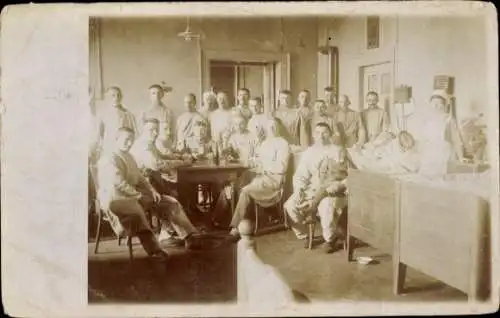 Foto Ak Männer im Lazarett, Krankenschwester