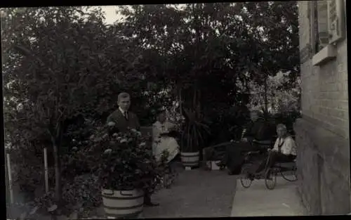 Foto Ak Feuerbach, Personen in einem Garten, Junge auf einem Vierrad